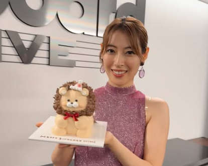 ケーキを持っている瀧本美織